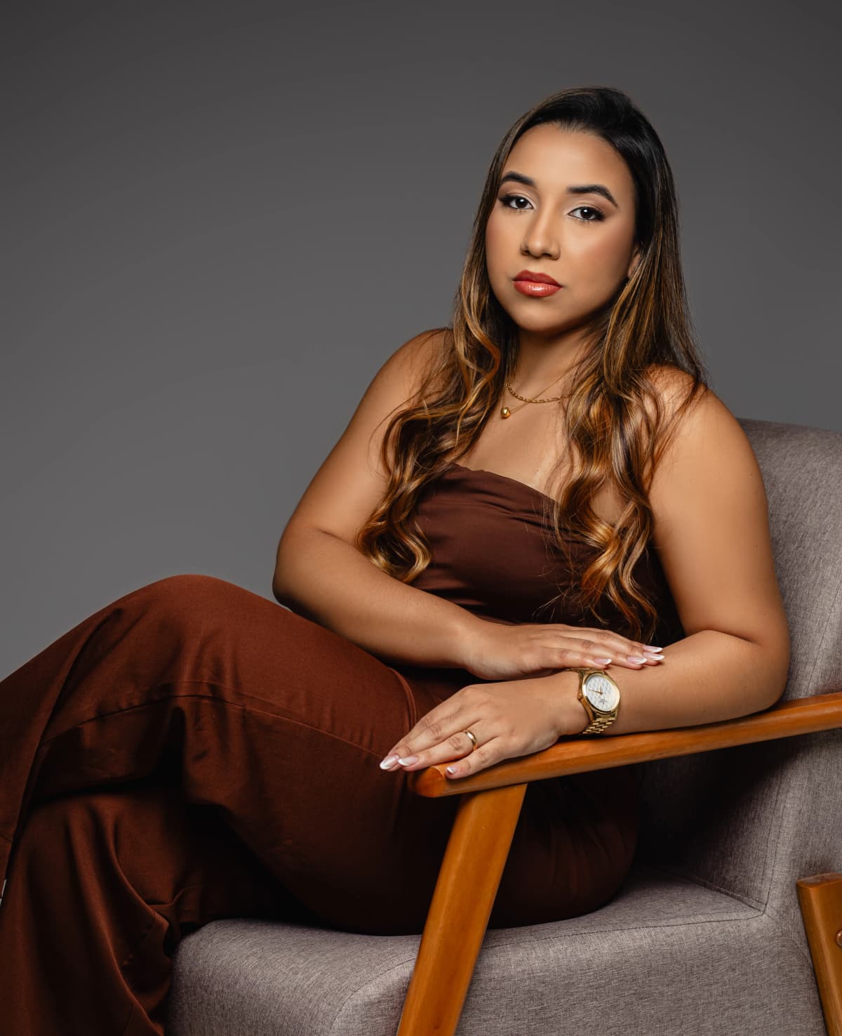 Jaqueline Ferreira, maquiadora profissional, em retrato elegante